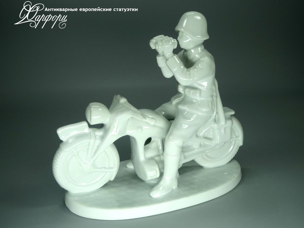 Купить фарфоровую статуэтку Bavariya Немецкий солдат на мотоцикле